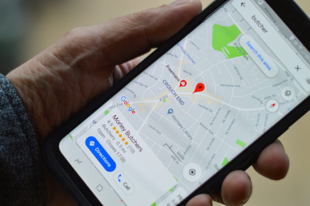 Téléphone mobile affichant un commerce de proximité sur Google Maps