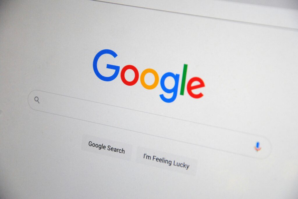 Barre de recherche Google utilisée pour trouver un commerce à proximité