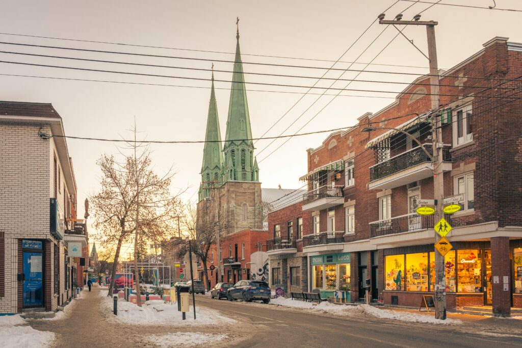 Rue commerçante à Montréal avec devantures de commerces de proximité